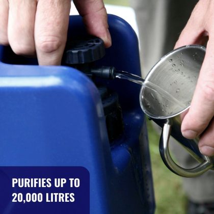 Cargue la imagen en el visor de la galería, Filling a metal cup from a Jerrycan