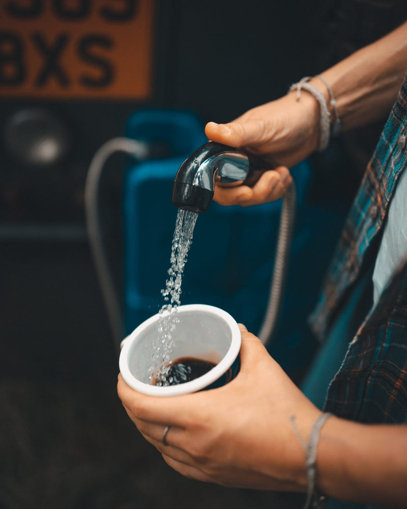 Cargue la imagen en el visor de la galería, Rinsing a dirty cup with purified water
