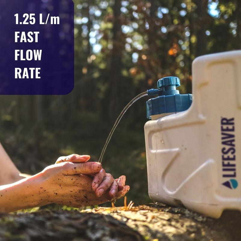 Cargue la imagen en el visor de la galería, Someone washing muddy hands with purified water from a LifeSaver Cube
